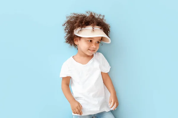 Porträt eines kleinen afrikanisch-amerikanischen Mädchens auf farbigem Hintergrund — Stockfoto