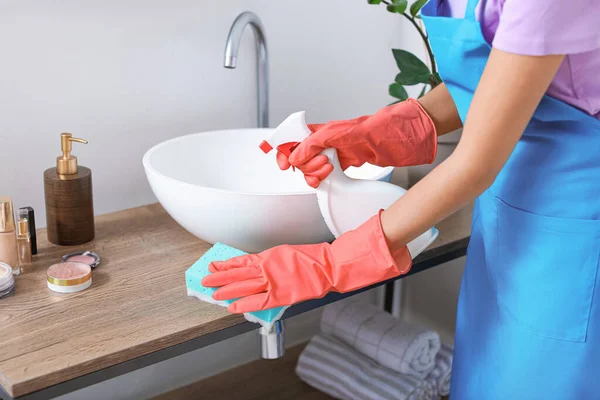 Mooie jonge vrouw schoonmaken badkamer — Stockfoto