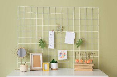 Renk duvarının yanında ruh hali tahtası olan rahat bir iş yeri.