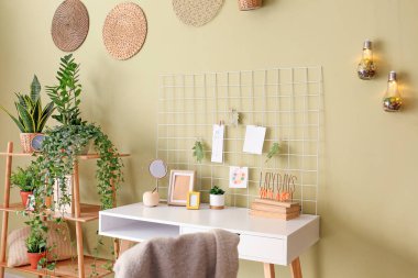 Renk duvarının yanında ruh hali tahtası olan rahat bir iş yeri.