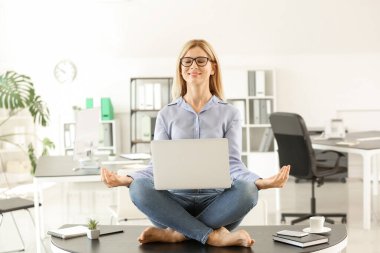 Güzel iş kadını ofiste meditasyon