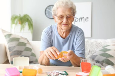 Evde ilaç ile yaşlı kadın