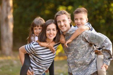 Ailesi ile mutlu askeri adam açık havada