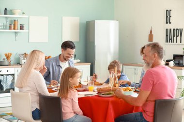 Büyük aile evde akşam yemeği yiyor