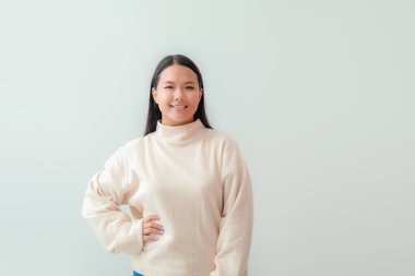 Işık arka plan üzerinde güzel Asyalı kadın portresi