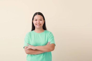 Işık arka plan üzerinde güzel Asyalı kadın portresi