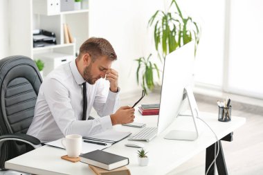 Ofiste çalışan yorgun işadamı