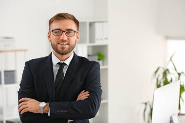 Ofisteki yakışıklı iş adamı portresi