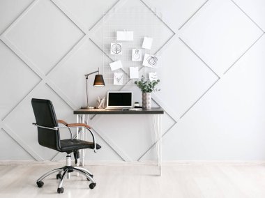 Odasında ruh hali olan rahat bir iş yeri.