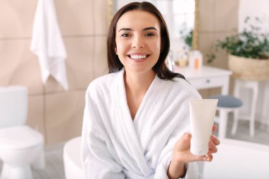 Banyoda kremalı güzel bir genç kadın.