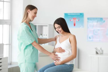 Klinikte hamile kadınla çalışan kadın jinekolog