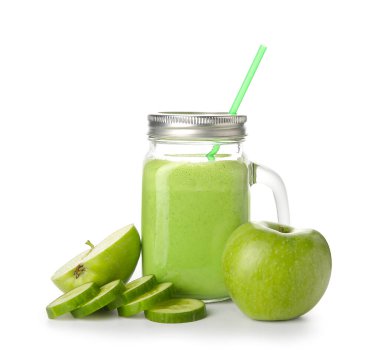 Mason kavanozu beyaza izole edilmiş taze meyve suyu.