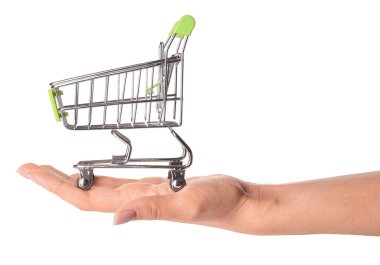 Beyaz arka planda küçük boş alışveriş arabası olan bir kadın.