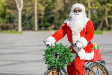 Noel Baba bisikletli ve Noel hediyeli açık havada