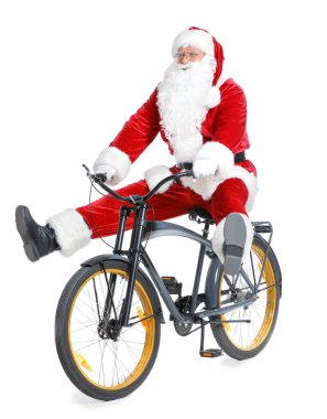 Beyaz arka planda bisiklet süren Noel Baba