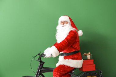 Noel hediyeli Noel Baba ve renkli arka planda bisiklet