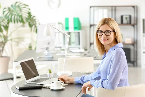 Retrato de hermosa mujer de negocios en el cargo —  Fotos de Stock