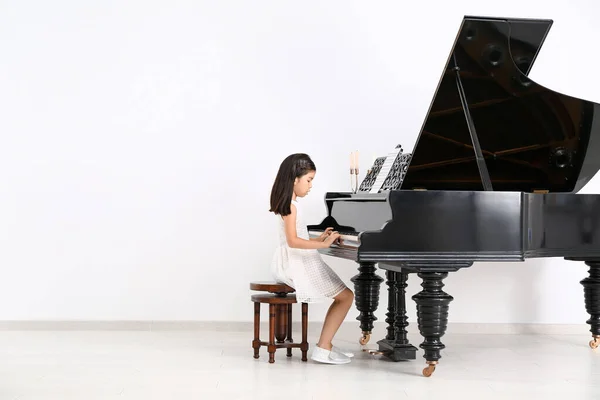 Menina tocando piano de cauda em casa — Fotografia de Stock