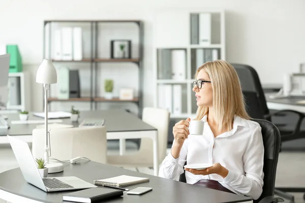 Hermosa mujer de negocios tomando café en la oficina — Foto de Stock