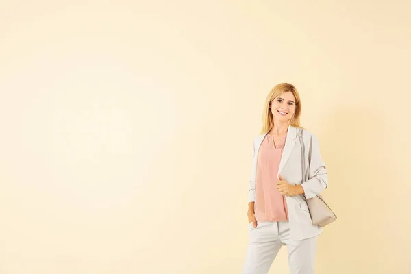 Vacker snygg affärskvinna på färg bakgrund — Stockfoto