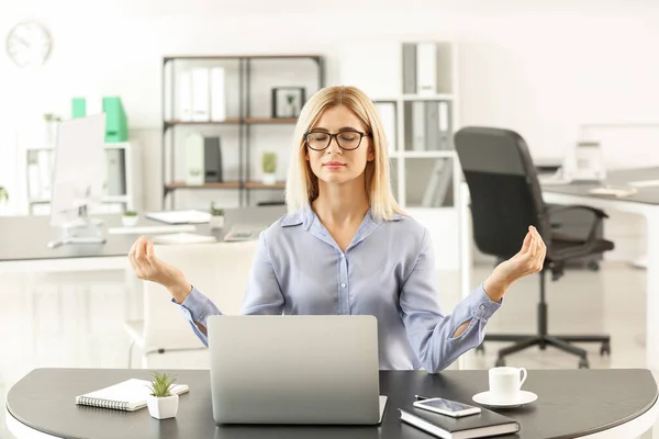 Hermosa mujer de negocios meditando en la oficina — Foto de Stock