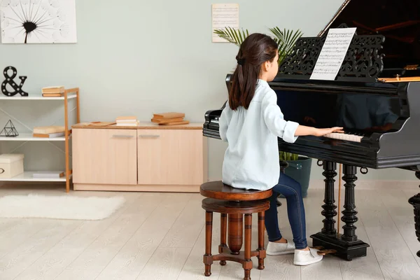 Little girl playing grand piano at home — Stock Photo, Image