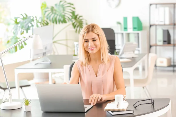 Vacker affärskvinna som arbetar på laptop på kontoret — Stockfoto