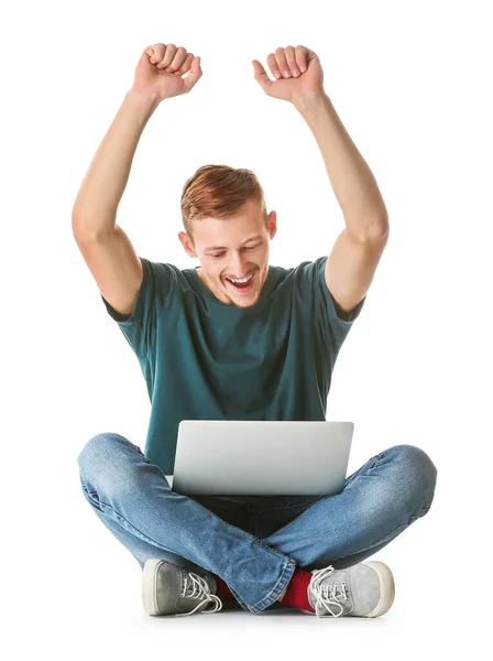 Uomo felice in elegante t-shirt e con computer portatile su sfondo bianco — Foto Stock