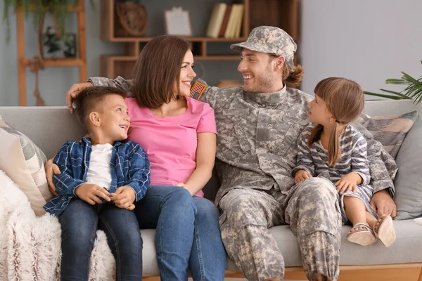 Lycklig militär man med sin familj hemma — Stockfoto