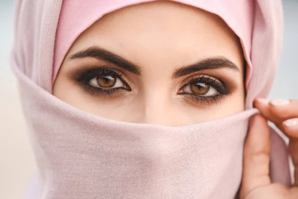 Retrato de bela mulher muçulmana ao ar livre, close-up — Fotografia de Stock