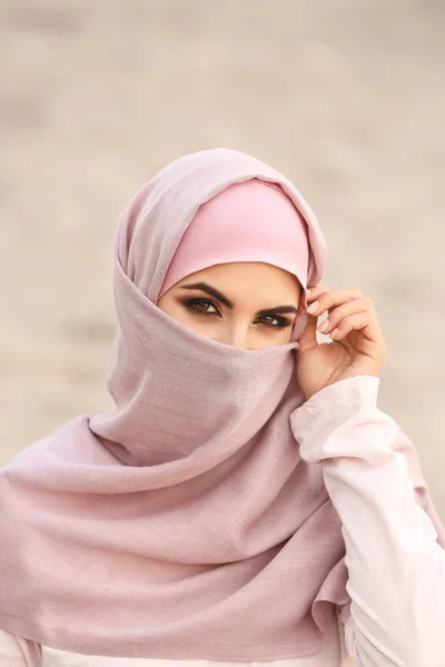 Retrato de una hermosa mujer musulmana al aire libre —  Fotos de Stock