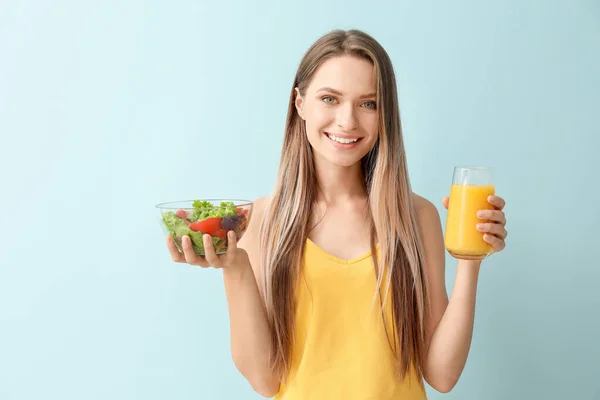 Woman with healthy juice and vegetable salad on light background. Diet concept — Stock Photo, Image