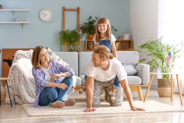Boldog katonai ember családjával otthon — Stock Fotó