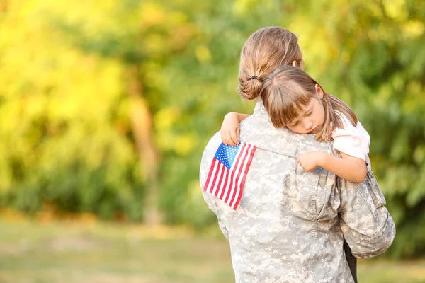 Militärmann umarmt seine kleine Tochter im Freien — Stockfoto