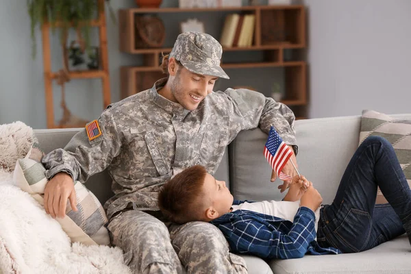 Homem militar feliz com seu filho em casa — Fotografia de Stock