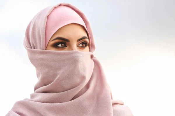 Portret van mooie moslim vrouw buitenshuis — Stockfoto