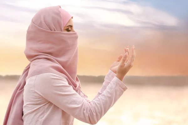 Schöne muslimische Frau betet im Freien — Stockfoto