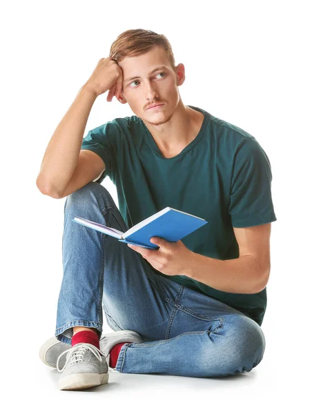 Hombre joven en camiseta elegante y con libro sobre fondo blanco —  Fotos de Stock