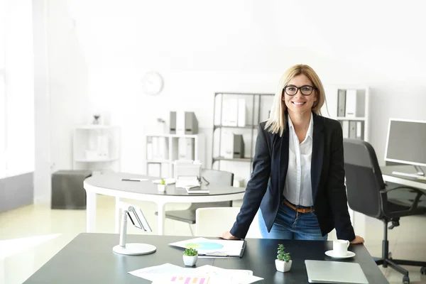 Porträtt av vacker affärskvinna i office — Stockfoto