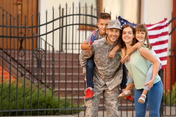 Feliz militar con su familia al aire libre — Foto de Stock