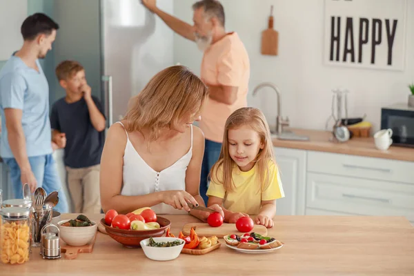 Mãe com pequena filha cozinhar na cozinha — Fotografia de Stock