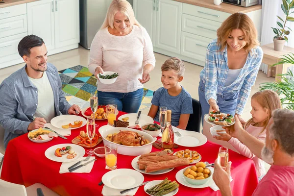 Velká rodina večeří doma — Stock fotografie