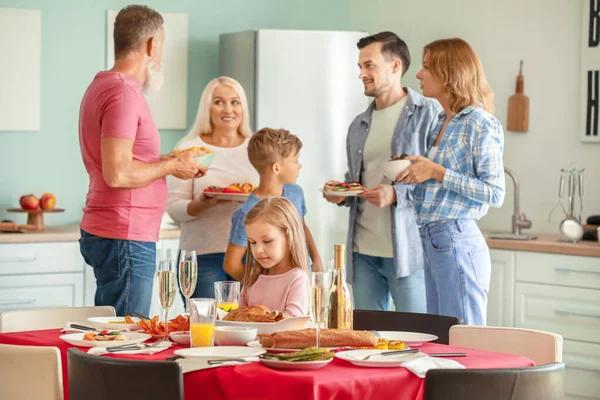 Grande família servindo mesa para jantar em casa — Fotografia de Stock