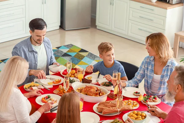 Grote familie met diner thuis — Stockfoto