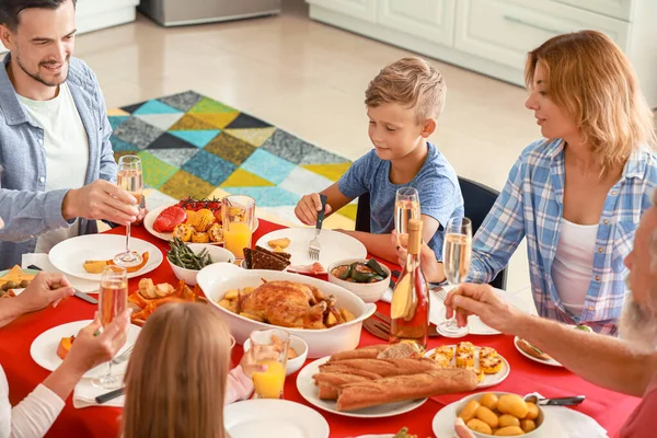 Grande família jantando em casa — Fotografia de Stock