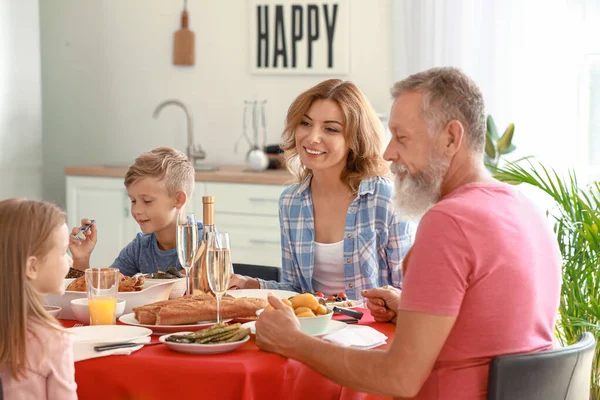 Büyük aile evde akşam yemeği yiyor — Stok fotoğraf