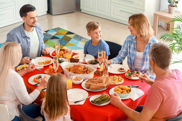 Grote familie met diner thuis — Stockfoto