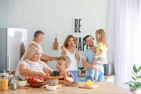 Donna matura con nipote cucina in cucina — Foto Stock