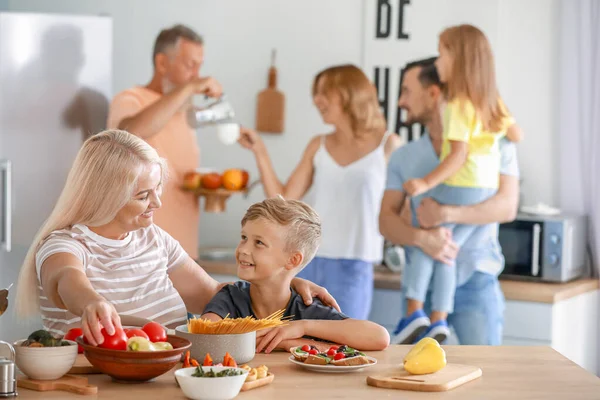 Ώριμη γυναίκα με τον εγγονό να μαγειρεύει στην κουζίνα — Φωτογραφία Αρχείου