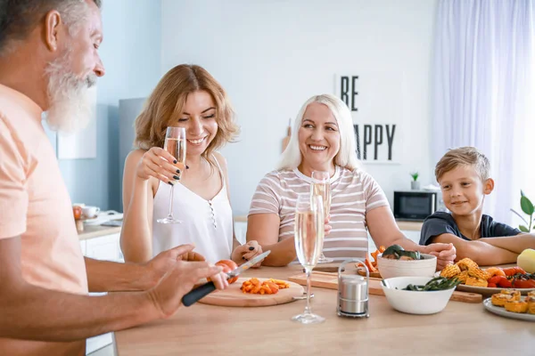 Grote familie met diner thuis — Stockfoto